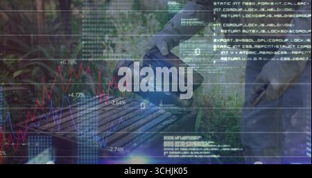 Tenant le fumeur d'abeille en métal, apiculteur en costume de protection fumant cadres de ruche dans le jardin, espace de copie Banque D'Images