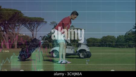 Golfeur oscillant en chemise rouge alignant le tir sur le fairway sous les superpositions graphiques, avec le club de golf Banque D'Images