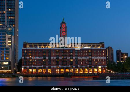 Le restaurant oxo Tower illuminé la nuit, Barge House St, Londres, Angleterre. Monument emblématique de Londres. Banque D'Images