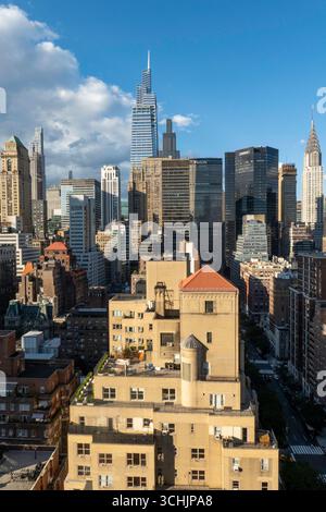 Vue de Manhattan Midtown gratte-ciel depuis une terrasse de toit d'appartement coopératif de luxe dans le quartier historique de Murray Hill, 2025, New York City, États-Unis Banque D'Images