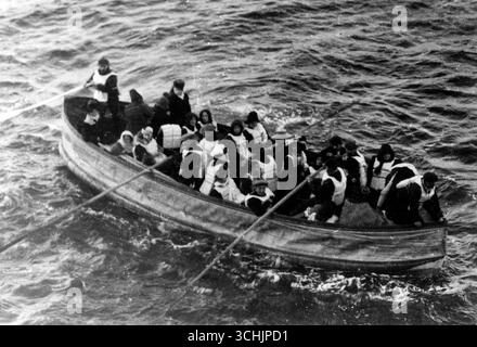 Dernier bateau de sauvetage du Titanic – photo de J.W. Barker (passager de Carpathia) Carpathia était le navire qui a reçu le signal de détresse du Titanic et est venu sauver les survivants Banque D'Images