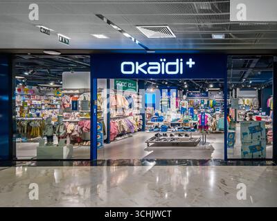 Nice, France - 30 août 2025 : magasin Okaidi plus dans le centre commercial Nicetoile. Okaidi est une marque de vêtements française pour bébés et enfants de 0 ans Banque D'Images