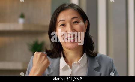 Heureuse femme d'affaires asiatique femme chinoise coréenne japonaise adulte femme d'affaires investisseur employeur gestionnaire de bureau satisfait dame ethnique regardant la caméra Banque D'Images