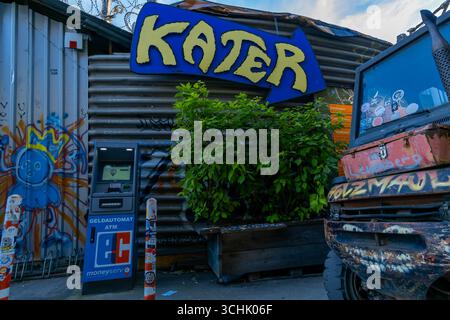 Panneau coloré KATER devant le lieu culturel Holzmarkt, promouvant le célèbre club berlinois Kater Holzig. Banque D'Images