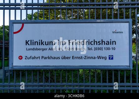 Vue détaillée du panneau d'entrée de l'hôpital vivantes à Friedrichshain (Klinikum Friedrichshain), indiquant les directions et les coordonnées à Berlin. Banque D'Images