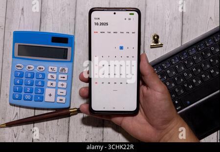 Le 02 octobre est commémoré comme Journée internationale de la non-violence avec un calendrier en bois sur fond Banque D'Images
