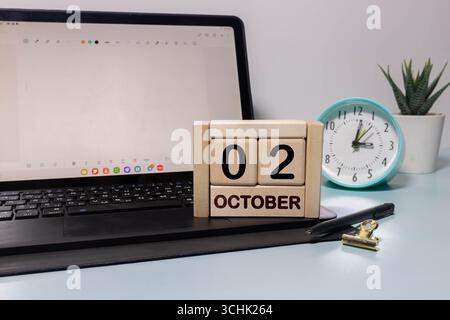 Le 02 octobre est commémoré comme Journée internationale de la non-violence avec un calendrier en bois sur fond Banque D'Images