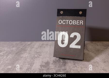 Le 02 octobre est commémoré comme Journée internationale de la non-violence avec un calendrier en bois sur fond Banque D'Images