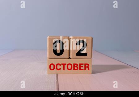 Le 02 octobre est commémoré comme Journée internationale de la non-violence avec un calendrier en bois sur fond Banque D'Images