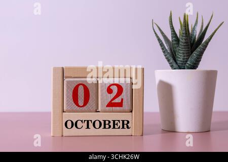 Le 02 octobre est commémoré comme Journée internationale de la non-violence avec un calendrier en bois sur fond Banque D'Images