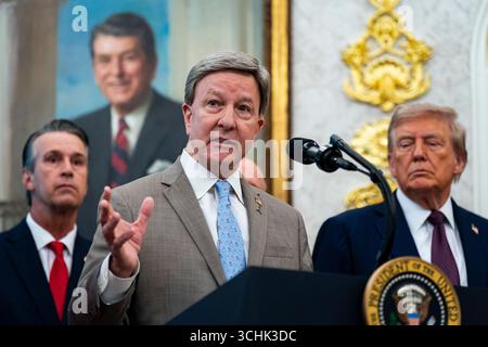 Washington, États-Unis. 02 septembre 2025. Le représentant Mike Rogers prend la parole lors d’une annonce au Bureau ovale de la Maison Blanche à Washington, DC, le mardi 2 septembre 2025. Trump est sur le point d'annoncer qu'il basera le US Space Command à Huntsville, en Alabama, annulant la décision de l'ancien président Joe Biden d'installer le quartier général au Colorado. Photo par Al Drago/UPI crédit : UPI/Alamy Live News Banque D'Images