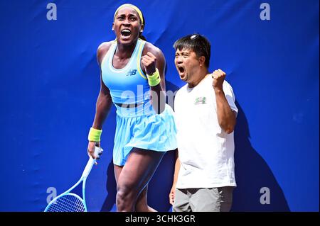 New York, États-Unis. 02 septembre 2025. Erwin Bodoso pose ensuite une découpe du champion de tennis Coco Gauff le jour 10 de l'US Open 2025 au USTA Billie Jean King National Tennis Center à Flushing Meadow-Corona Park, dans le Queens borough de New York, NY, le 2 septembre 2025. (Photo par Anthony Behar/SipaUSA) crédit : Sipa USA/Alamy Live News Banque D'Images