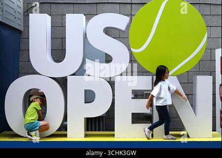 New York, États-Unis. 02 septembre 2025. Les enfants grimpent sur un modèle tridimensionnel de l'« US Open » le jour 10 du tournoi de tennis US Open 2025 au USTA Billie Jean King National Tennis Center à Flushing Meadow-Corona Park, dans le Queens borough de New York, NY, le 2 septembre 2025. (Photo par Anthony Behar/SipaUSA) crédit : Sipa USA/Alamy Live News Banque D'Images