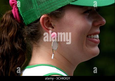 New York, États-Unis. 02 septembre 2025. Une femme porte une raquette de tennis et des boucles d'oreilles de balle le jour 10 du tournoi de tennis US Open 2025 au USTA Billie Jean King National Tennis Center à Flushing Meadow-Corona Park, dans le Queens borough de New York, NY, le 2 septembre 2025. (Photo par Anthony Behar/SipaUSA) crédit : Sipa USA/Alamy Live News Banque D'Images