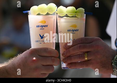 New York, États-Unis. 02 septembre 2025. Les fans de tennis encouragent avec deux verres de boisson Grey Goose « Honey Deuce » le 10e jour du tournoi de tennis US Open 2025 au USTA Billie Jean King National Tennis Center à Flushing Meadow-Corona Park, dans le Queens borough de New York, NY, le 2 septembre 2025. (Photo par Anthony Behar/SipaUSA) crédit : Sipa USA/Alamy Live News Banque D'Images