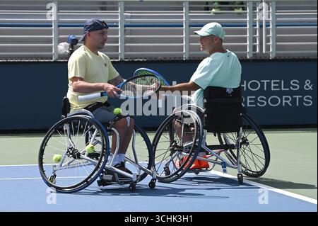 New York, États-Unis. 02 septembre 2025. (G-d) Andy Lapthorne, du Royaume-Uni, tape la main avec son partenaire David Wagner, des États-Unis, lors du match de qualification des doubles Quad chair le jour 10 du tournoi de tennis US Open 2025 au Centre national de tennis USTA Billie Jean King à Flushing Meadow-Corona Park, dans le Queens borough de New York, NY, le 2 septembre 2025. (Photo par Anthony Behar/SipaUSA) crédit : Sipa USA/Alamy Live News Banque D'Images