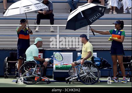 New York, États-Unis. 02 septembre 2025. Les membres de l'équipe de ballon tiennent des parapluies sur Andy Lapthorne (R) du Royaume-Uni et son partenaire de match David Wagner (l) des États-Unis lors du match de qualification des doubles Quad chair le jour 10 du tournoi de tennis US Open 2025 au centre national de tennis USTA Billie Jean King à Flushing Meadow-Corona Park, dans le Queens borough de New York, NY, le 2 septembre 2025. (Photo par Anthony Behar/SipaUSA) crédit : Sipa USA/Alamy Live News Banque D'Images