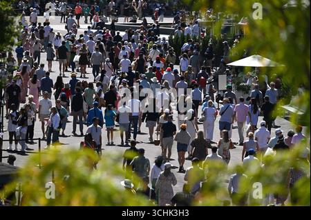 New York, États-Unis. 02 septembre 2025. Les gens marchent le long de la place principale du centre national de tennis USTA Billie Jean King le jour 10 du tournoi de tennis US Open 2025 à Flushing Meadow-Corona Park, dans le Queens borough de New York, NY, le 2 septembre 2025. (Photo par Anthony Behar/SipaUSA) crédit : Sipa USA/Alamy Live News Banque D'Images