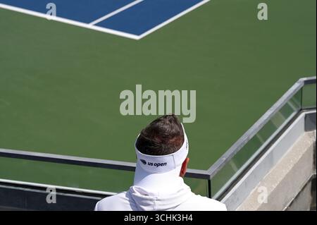 New York, États-Unis. 02 septembre 2025. Un homme portant un pare-soleil US Open attend sur les gradins du stade 17 en attendant un match de tennis qui commencera le jour 10 du tournoi de tennis US Open 2025 au USTA Billie Jean King National Tennis Center à Flushing Meadow-Corona Park, dans le Queens borough de New York, NY, le 2 septembre 2025. (Photo par Anthony Behar/SipaUSA) crédit : Sipa USA/Alamy Live News Banque D'Images