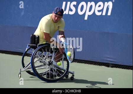New York, États-Unis. 02 septembre 2025. (G-d) Andy Lapthorne, du Royaume-Uni, retourne la balle lors du match de qualification des doubles Quad en fauteuil roulant, le jour 10 du tournoi de tennis US Open 2025 au centre national de tennis USTA Billie Jean King à Flushing Meadow-Corona Park, dans le Queens borough de New York, NY, le 2 septembre 2025. (Photo par Anthony Behar/SipaUSA) crédit : Sipa USA/Alamy Live News Banque D'Images