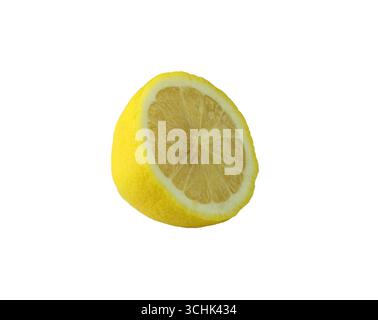 Une tranche de citron éclatante met en valeur son intérieur juteux et sa croûte jaune vif et ses chemins de coupe parfaits pour la cuisine saine et les thèmes des boissons. Banque D'Images