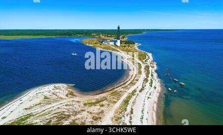 Vue aérienne du phare de Sõrve sur l'île de Saaremaa à l'entrée du golfe de Riga dans l'ouest de l'Estonie, l'un des États baltes Banque D'Images