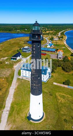 Vue aérienne du phare de Sõrve sur l'île de Saaremaa à l'entrée du golfe de Riga dans l'ouest de l'Estonie, l'un des États baltes Banque D'Images
