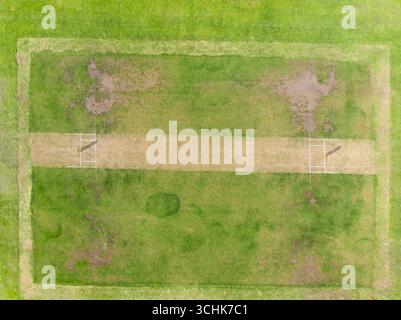 Vue aérienne montrant un terrain de cricket en terre battue avec des lignes de pli blanches et des guichets au terrain de cricket Banque D'Images