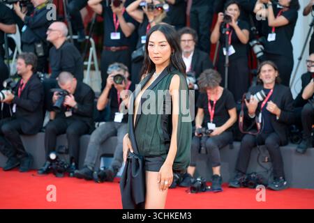 Venise Lido, Italie. 02 septembre 2025. Greta Lee assiste au tapis rouge « Une maison de dynamite » lors de la Fête du film de Venise de 82 au Lido de Venise. Crédit : SOPA images Limited/Alamy Live News Banque D'Images