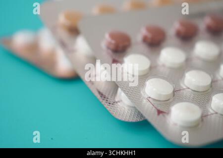 Vue rapprochée de pilules contraceptives sur une table Banque D'Images