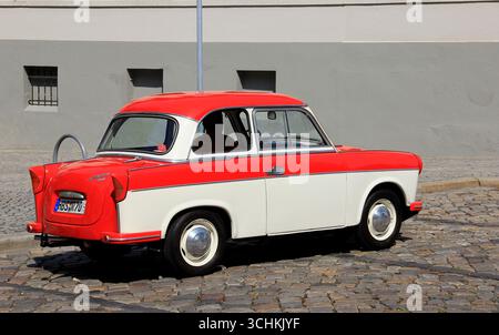 Automobile vintage Trabant 600, produite en Allemagne de l'est dans les années 1960, garée sur une rue pavée, vue de quart arrière droite, Halberstadt, Allemagne Banque D'Images