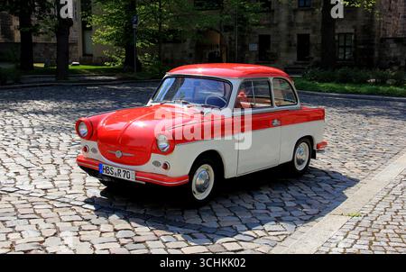 Automobile vintage Trabant 600, produite en Allemagne de l'est dans les années 1960, garée sur une rue pavée, vue avant gauche, Halberstadt, Allemagne Banque D'Images