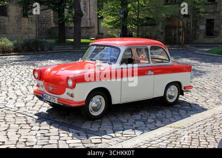 Automobile vintage Trabant 600, produite en Allemagne de l'est dans les années 1960, garée sur une rue pavée, vue avant gauche, Halberstadt, Allemagne Banque D'Images
