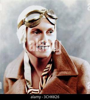 1937 , octobre , LONDRES , GRANDE-BRETAGNE : la célèbre femme aviateur néo-zélandais JEAN BATTEN ( 1909 - 1982 ) arrive à Lympne dans le Kent après son vol record de femme solitaire en provenance d'Australie , le 24 octobre 1937 . Photographe inconnu . - PIONIERE DELL' ARIA - PIONIERI DEL VOLO - FLY - RECORD - PIONIERS - AVIATRICE - AVIATORE - AVIAZIONE - MODA - FASHION - cappotto - manteau - foulard - casco da aviatore bianco - blanc - sourire - sorriso - ANNI TRENTA - années 30 - '30 - années 1930 --- ARCHIVIO GBB Banque D'Images