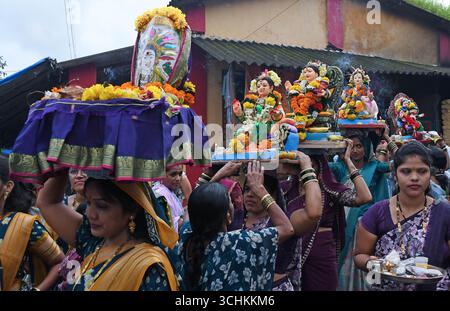 Mumbai, Inde. 02 septembre 2025. Les dévots portent les idoles de la déesse Gauri (mère du Dieu hindou à tête d'éléphant Ganesha) sur leur tête pour une immersion dans un village du district de Raigad à la périphérie de Mumbai. Crédit : SOPA images Limited/Alamy Live News Banque D'Images