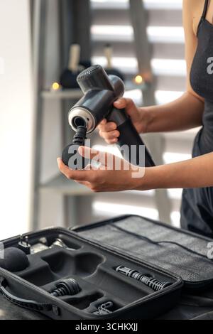 Pistolet de massage à percussion à tête ronde. Masseur corporel. Banque D'Images