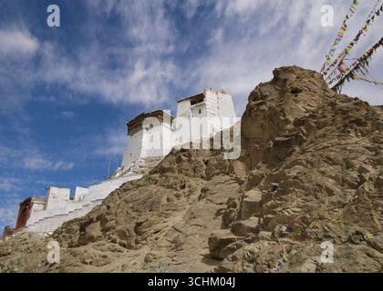 Château de Tsemo comme un nid d'aigles intronisé au-dessus de Leh et drapeaux de prière, Inde. Banque D'Images
