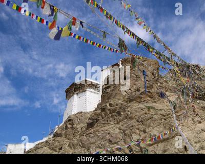 Château de Tsemo intronisé au-dessus de Leh et drapeaux de prière, Inde. Banque D'Images