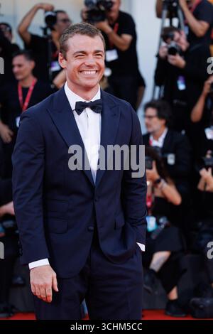News - Une Maison du tapis rouge Dynamite - le 82ème Festival International du film de Venise Gabriel Basso assiste À Une Maison du tapis rouge Dynamite lors du 82ème Festival International du film de Venise le 02 septembre 2025 à Venise, Italie. Lido di Venezia Palazzo del Cinema Italy Copyright : xCinziaxCamelax/xLiveMediax LPN 2006715 Banque D'Images