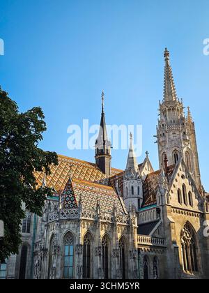 La flèche et le toit de l’église Matthias vus du Bastion des pêcheurs, Budapest, Hongrie Banque D'Images