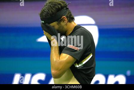 New York, États-Unis. 2 septembre 2025. Taylor Fritz, des États-Unis, essuie la sueur lors du match de quart de finale en simple masculin contre Novak Djokovic, de Serbie, aux championnats de tennis de l'US Open 2025 à New York, États-Unis, le 2 septembre 2025. Crédit : Wu Xiaoling/Xinhua/Alamy Live News Banque D'Images