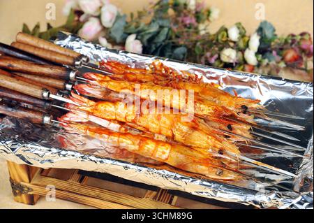 Brochettes de crevettes grillées au piment sur plateau métallique Banque D'Images