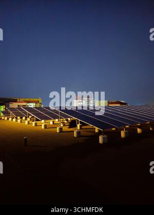 Panneau solaire sur le toit la nuit, centre commercial, Shandong, Chine Banque D'Images