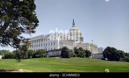 Bâtiment du Capitole des États-Unis avec ciel clair et pelouse verte à Washington, DC, vu du front ouest par une journée ensoleillée. Banque D'Images
