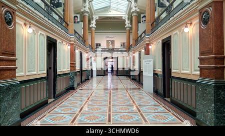 Couloir intérieur de la Smithsonian National Portrait Gallery à Washington, DC, avec colonnes ornées, sol carrelé et expositions de portraits. Banque D'Images