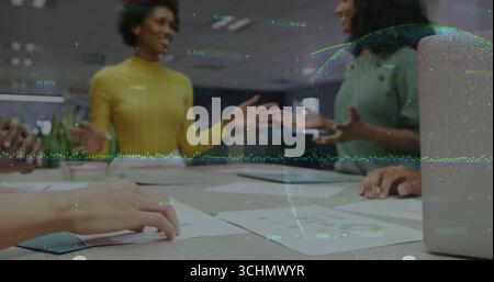 Équipe de collaboration de cinq rapports d'analyse et ordinateur portable autour de la table de conférence, avec des graphiques de données Banque D'Images