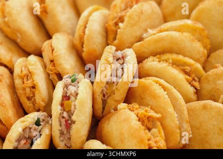 Petit arepa rempli de carne mechada, galettes de maïs avec viande hachée soigneusement disposées sur une assiette, servi comme nourriture de style tapas, traditionnel latino-américain Banque D'Images