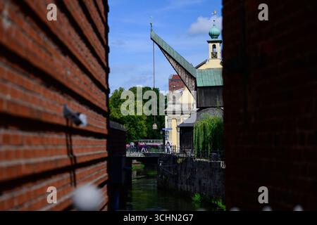 02 septembre 2025, basse-Saxe, Lüneburg : L'éperlan avec la grue portuaire historique dans le quartier du front de mer. Photo : Philipp Schulze/dpa Banque D'Images