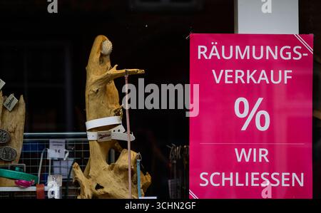 02 septembre 2025, basse-Saxe, Lüneburg : « vente en liquidation, nous fermons » est l'un des mots sur une enseigne dans un magasin. Photo : Philipp Schulze/dpa Banque D'Images