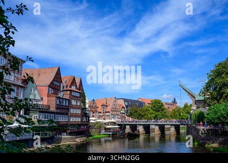 02 septembre 2025, basse-Saxe, Lüneburg : L'éperlan dans le district de l'eau avec la grue portuaire historique dans la vieille ville. Photo : Philipp Schulze/dpa Banque D'Images